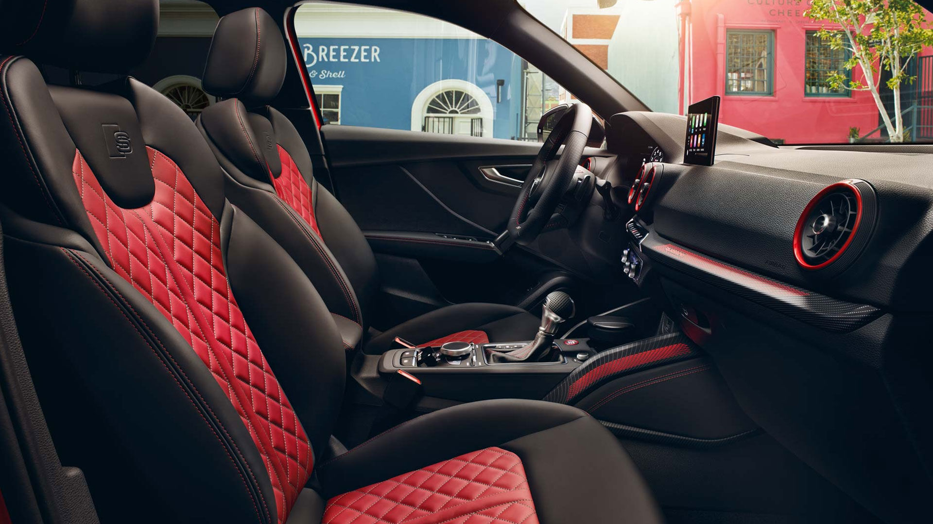 sq2_interior_1920x1080_1アウディ内装レッド